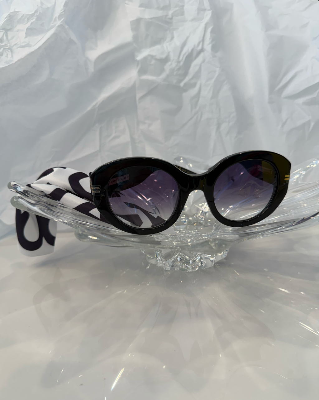Marc Jacobs MJ1110/S textured silver monogram temple close-up with Marc Jacobs plaque