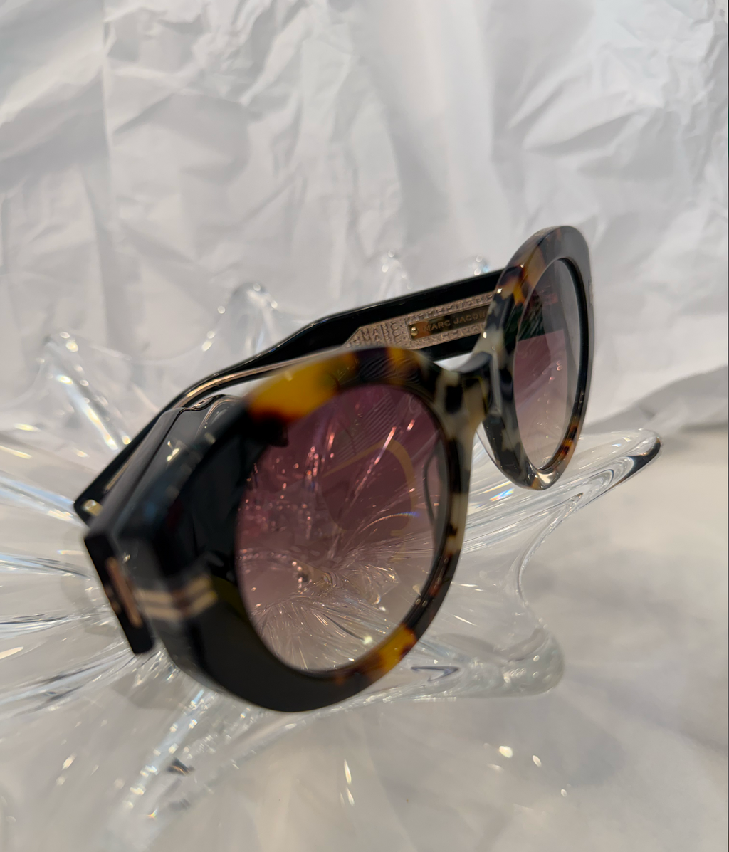 Marc Jacobs MJ1110/S tortoise shell sunglasses side view with gold hinge detail