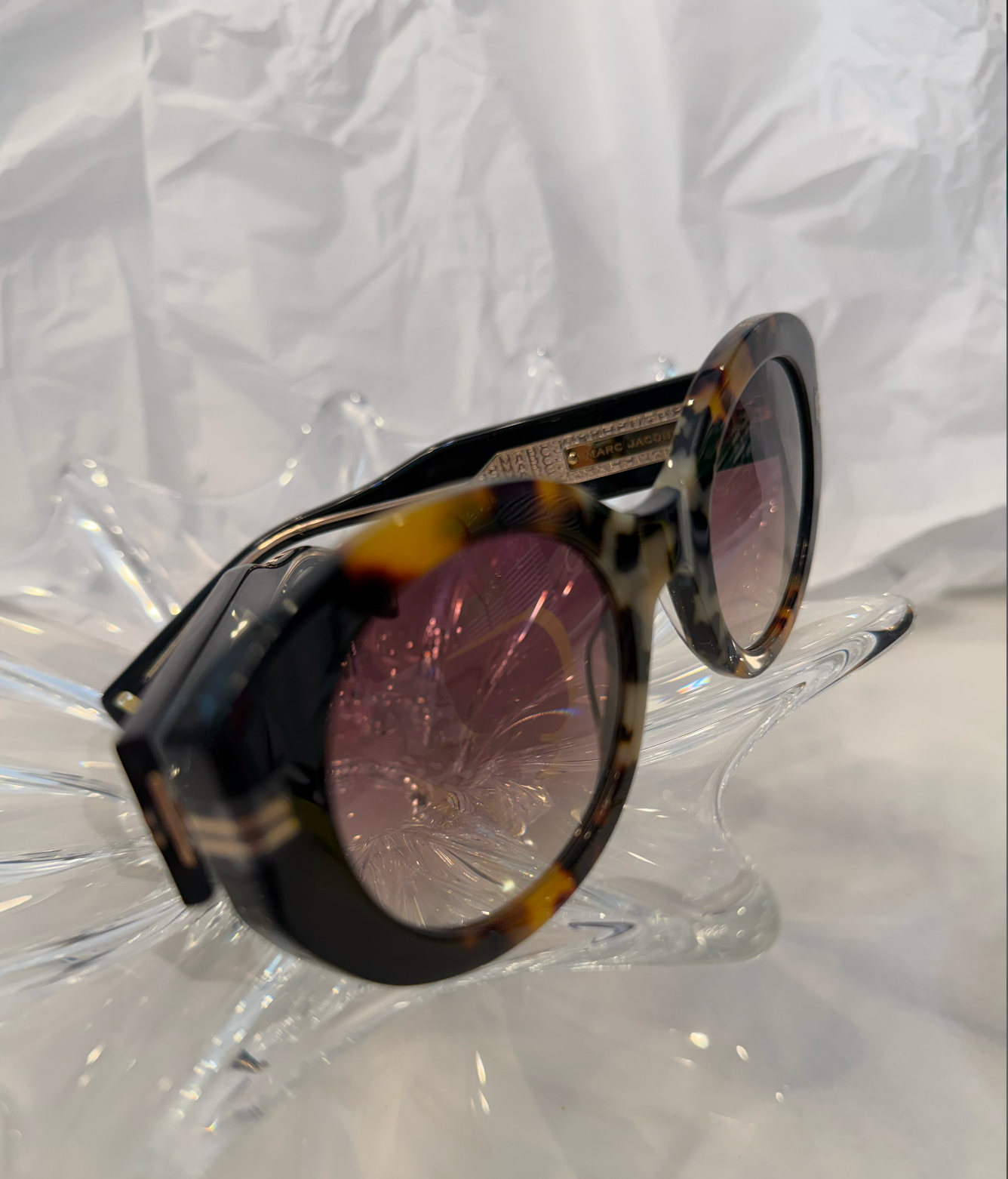Marc Jacobs MJ1110/S tortoise shell sunglasses side view with gold hinge detail