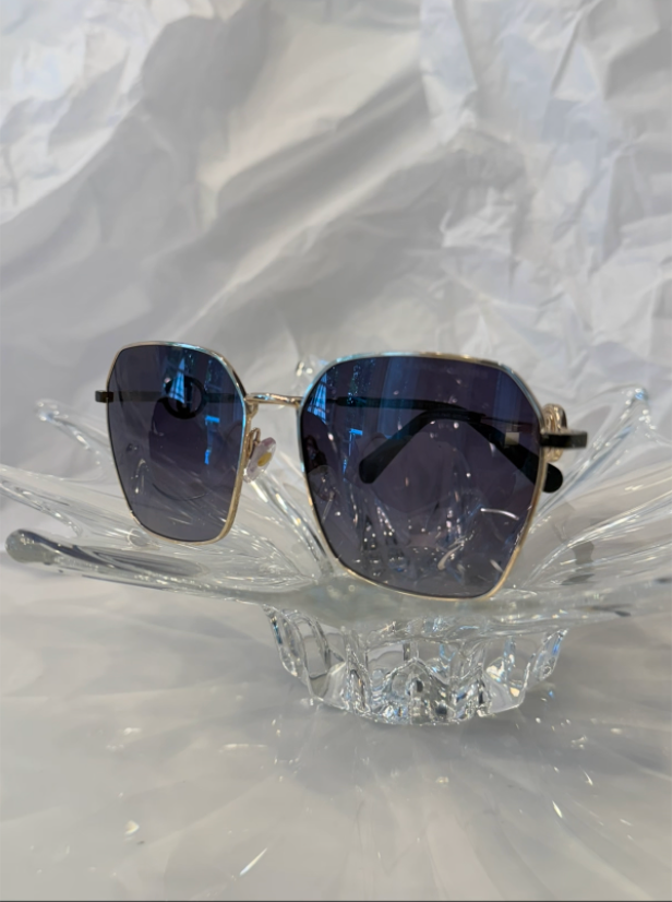 Marc Jacobs MJ logo medallion detail second angle on black acetate temple