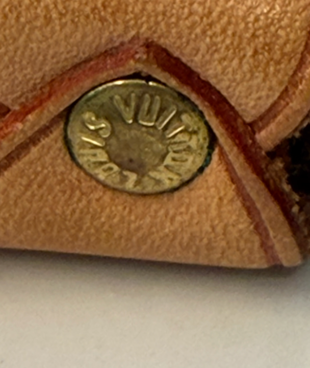 Keeper loop side view showing wear