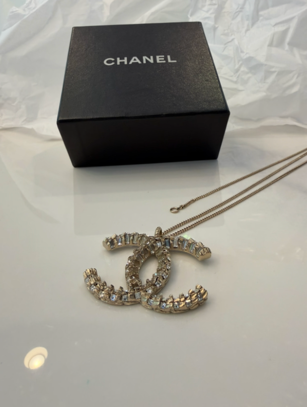 Chanel CC pendant baguette rhinestone detail