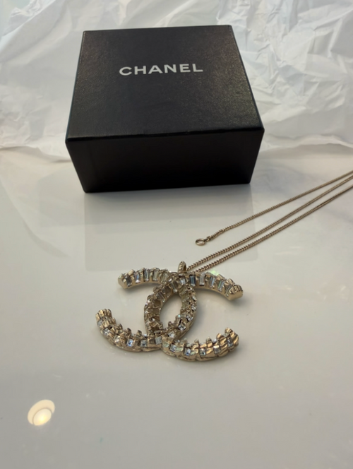 Chanel CC pendant baguette rhinestone detail