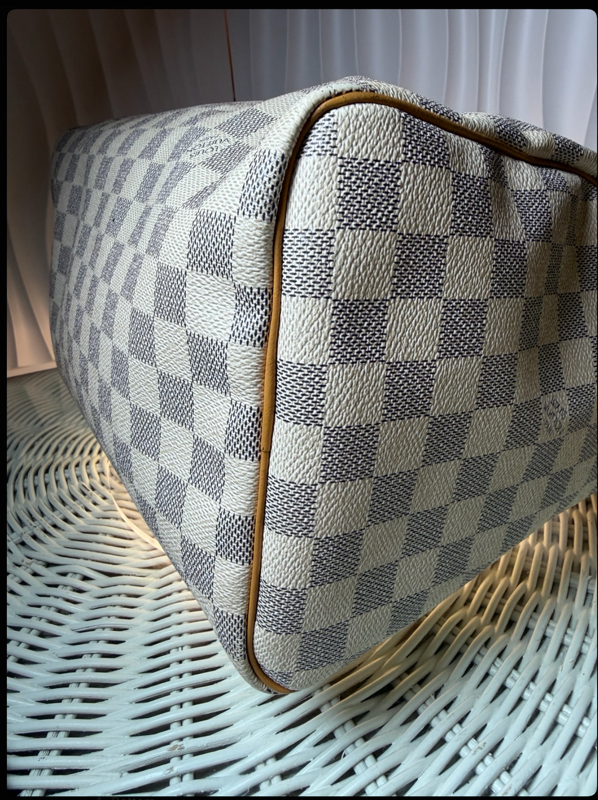 Louis Vuitton Damier Azur Speedy 30 - lock tab and zipper pull detail